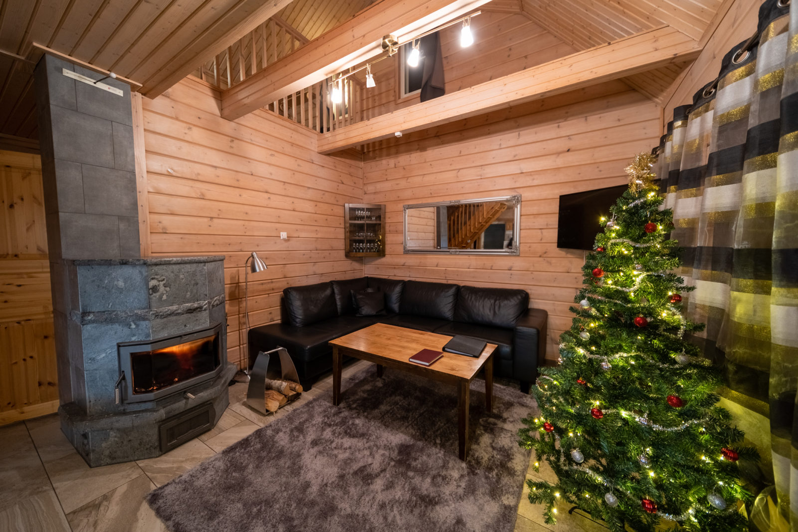 Mökki Kilpisjärvi olohuone, takka ja joulukuusi