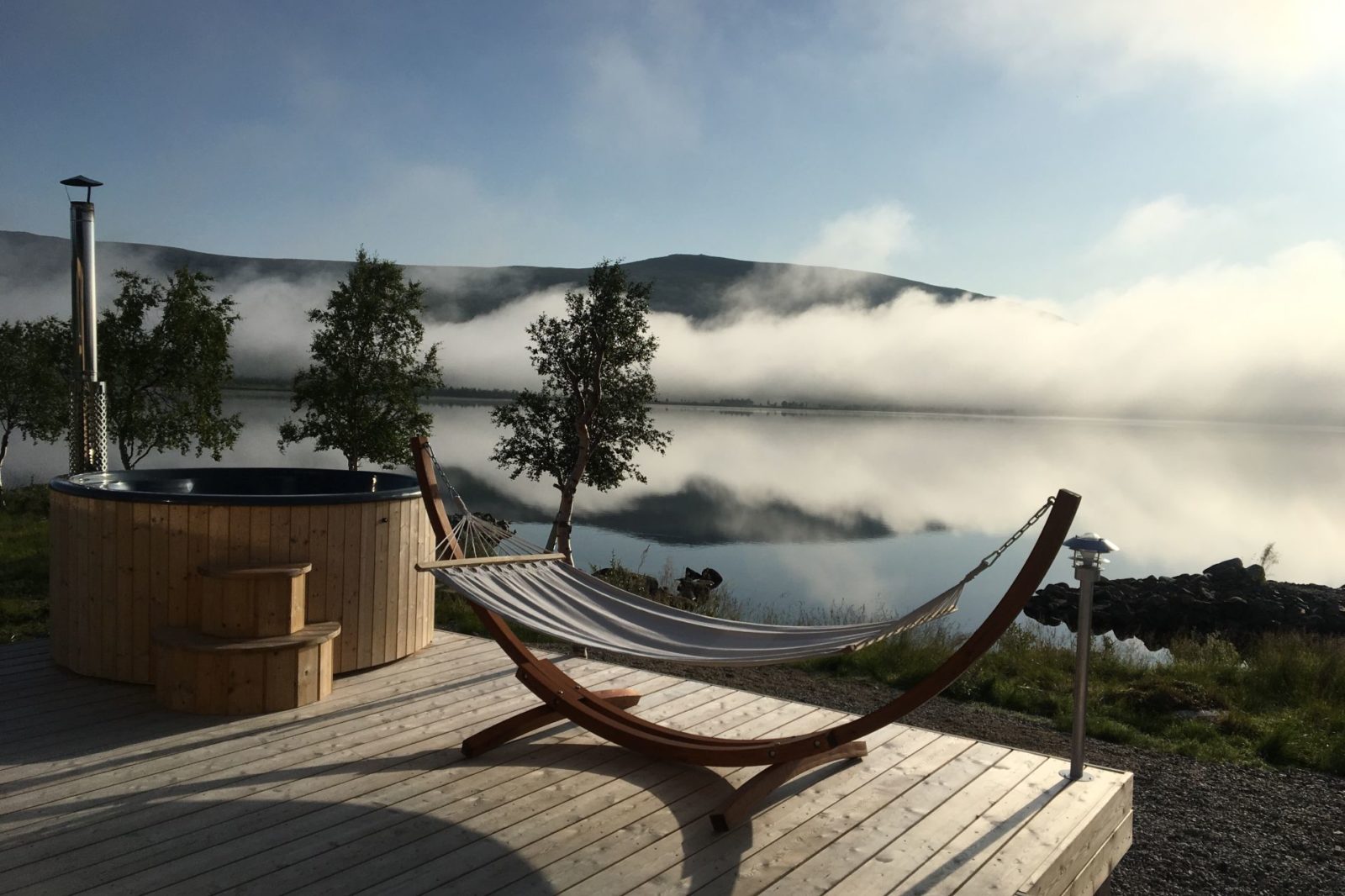 Arctic Land Adventure hot tub and peerajärvi